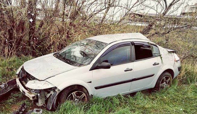 OTOMOBİL TARLAYA UÇTU: 1 YARALI