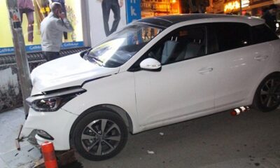 GENÇ SÜRÜCÜ AYDINLATMA DİREĞİNE ÇARPTI