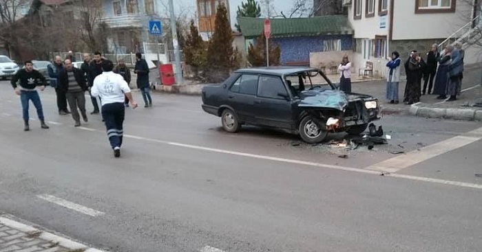 TRAFİK KAZASINDA 2 KİŞİ YARALANDI