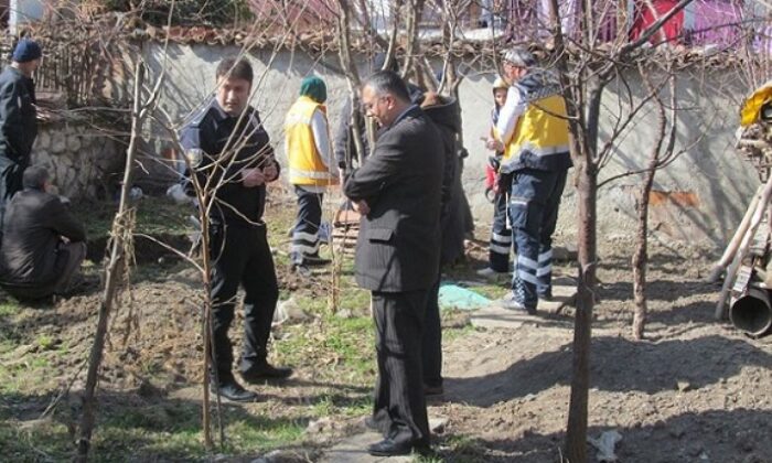 EVİNİN BAHÇESİNDE ÖLÜ BULUNDU