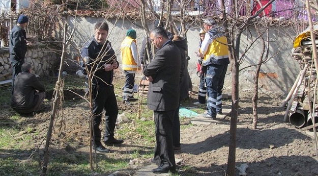 EVİNİN BAHÇESİNDE ÖLÜ BULUNDU