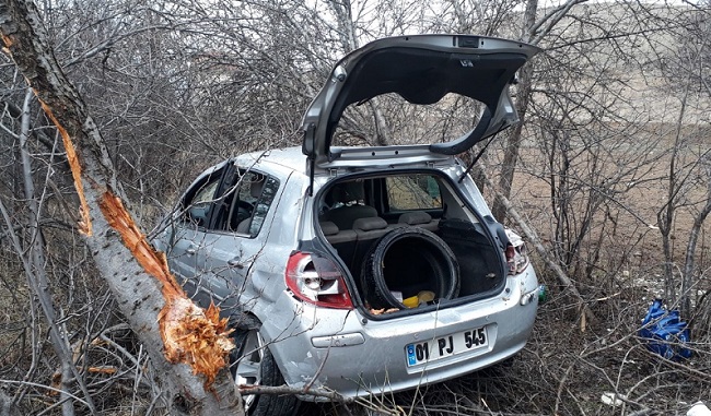 OTOMOBİL ŞARAMPOLE DEVRİLDİ: 3 YARALI