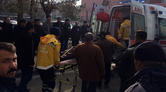 GERİ GELEN KAMYONET YAYAYA ÇARPTI