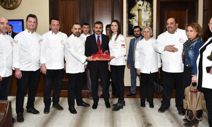 AŞÇILARDAN BAŞKAN KÜLCÜ’YE ZİYARET