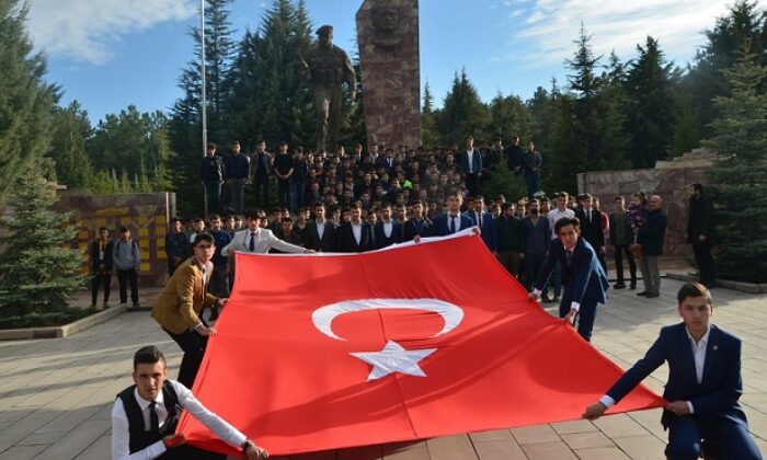 ÜLKÜCÜ GENÇLERDEN ŞEHİTLİK ZİYARETİ