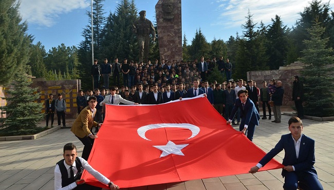 ÜLKÜCÜ GENÇLERDEN ŞEHİTLİK ZİYARETİ