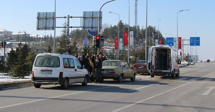 KAVŞAKTA İKİ OTOMOBİL ÇARPIŞTI: 1 YARALI
