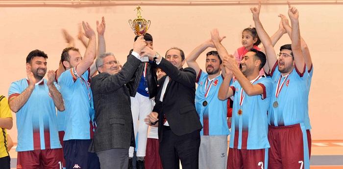 FUTSALDA ŞAMPİYON İLAHİYAT FAKÜLTESİ OLDU