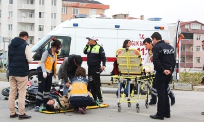 OTOMOBİL İLE MOTOSİKLET ÇARPIŞTI