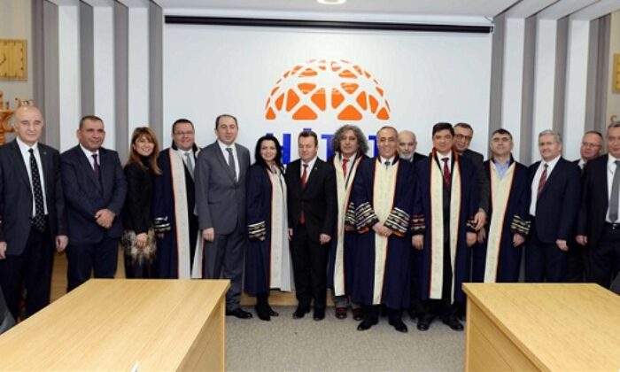 UNVANDA YÜKSELENLER CÜBBE GİYDİ