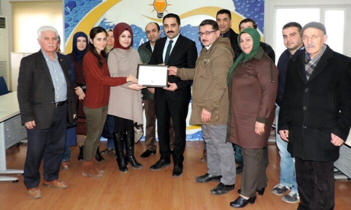 KIZILAY’DAN KARAKEÇİLİ TEŞKİLATINA PLAKET