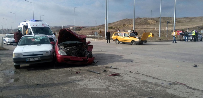 ZİNCİRLEME KAZA: 4 YARALI
