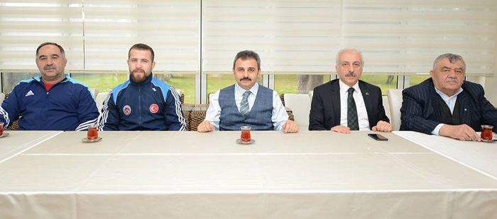 ŞAMPİYON GÜREŞÇİLERE MORAL YEMEĞİ