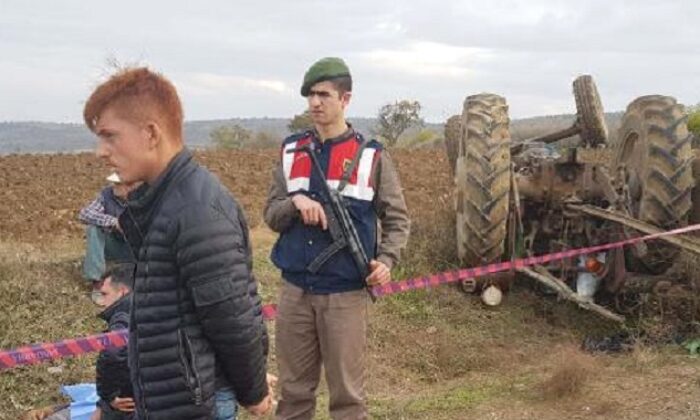 YAŞLI ADAM TRAKTÖRÜN ALTINDA CAN VERDİ