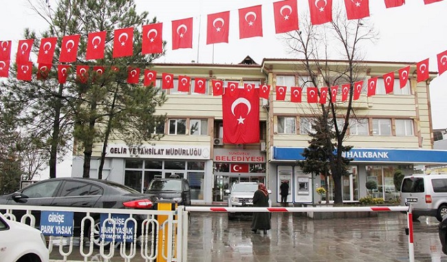 EV VE İŞ YERLERİ BAYRAKLARLA DONATILDI