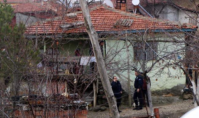 EVE ÇATIDAN GİRMEK İSTEYİNCE YARALANDI