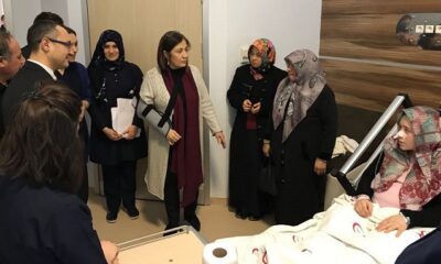 KADIN VEKİL HASTALARA MORAL VERDİ