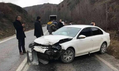 İKİ OTOMOBİL ÇARPIŞTI: 2 YARALI