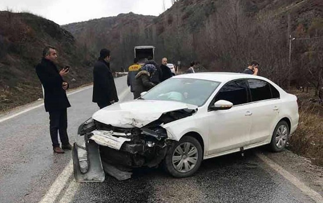 İKİ OTOMOBİL ÇARPIŞTI: 2 YARALI