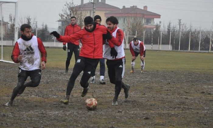 BELEDİYESPOR ÇAMURDA TAKTİK ÇALIŞTI