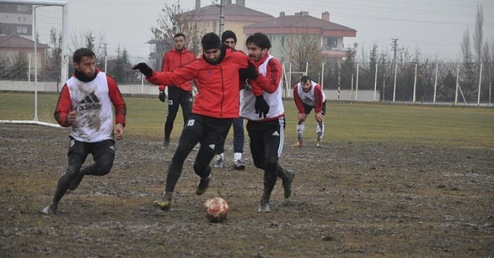 BELEDİYESPOR ÇAMURDA TAKTİK ÇALIŞTI