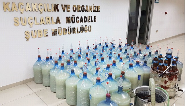 EVİNDE KAÇAK İÇKİ YAPARKEN YAKALANDI