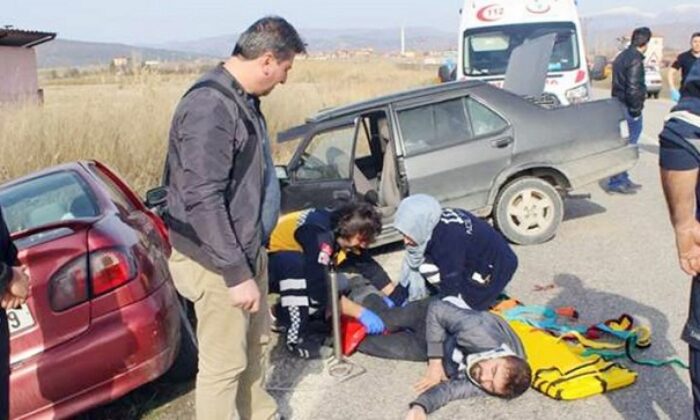 OTOMOBİLLER KAFA KAFAYA ÇARPIŞTI