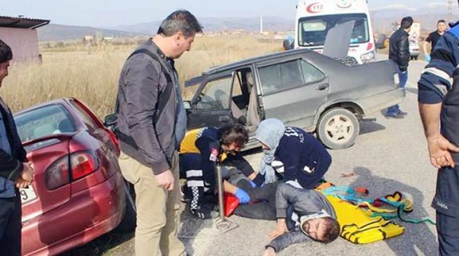 OTOMOBİLLER KAFA KAFAYA ÇARPIŞTI