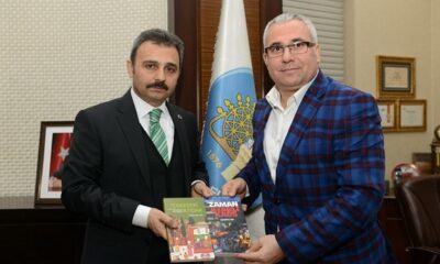 YENİ KİTAPLARINI BAŞKAN’A HEDİYE ETTİ