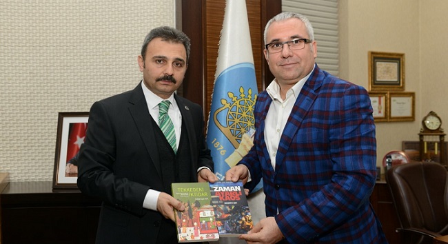 YENİ KİTAPLARINI BAŞKAN’A HEDİYE ETTİ