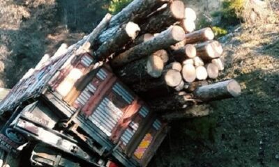 TOMRUK YÜKLÜ KAMYON DEVRİLDİ