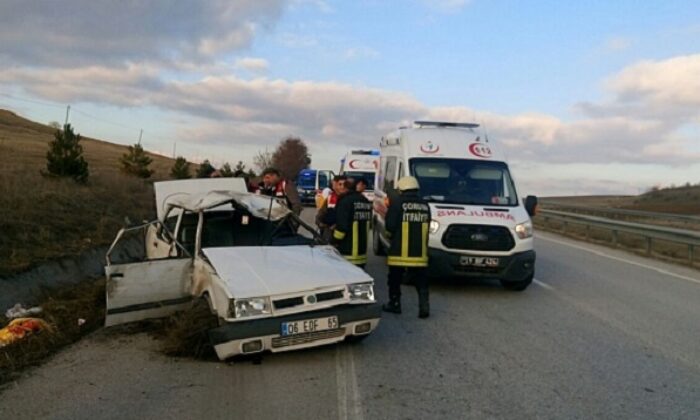 OTOMOBİL SU KANALINA ÇARPTI