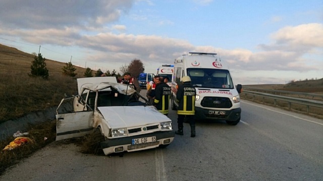 OTOMOBİL SU KANALINA ÇARPTI