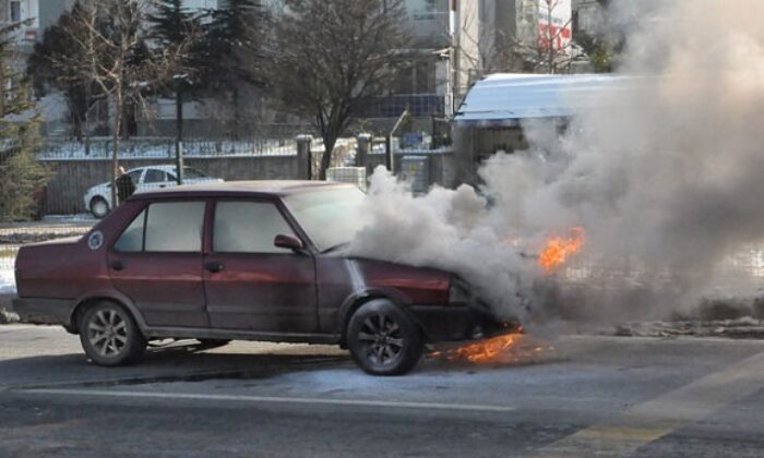 OTOMOBİLİN MOTOR KISMI YANDI