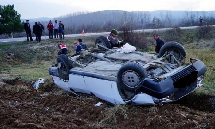 OTOMOBİL TAKLA ATARAK TARLAYA UÇTU