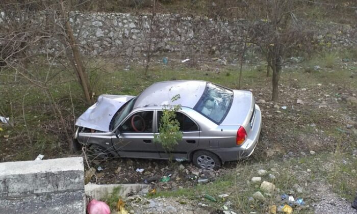 OTOMOBİL ŞARAMPOLE UÇTU: 4 YARALI