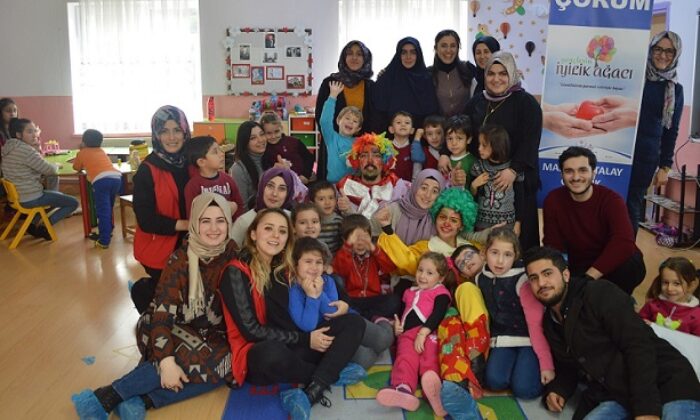 GENÇLER AKSEKİ KÖYÜNE İYİLİK TAŞIDI