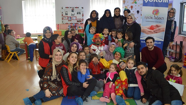 GENÇLER AKSEKİ KÖYÜNE İYİLİK TAŞIDI