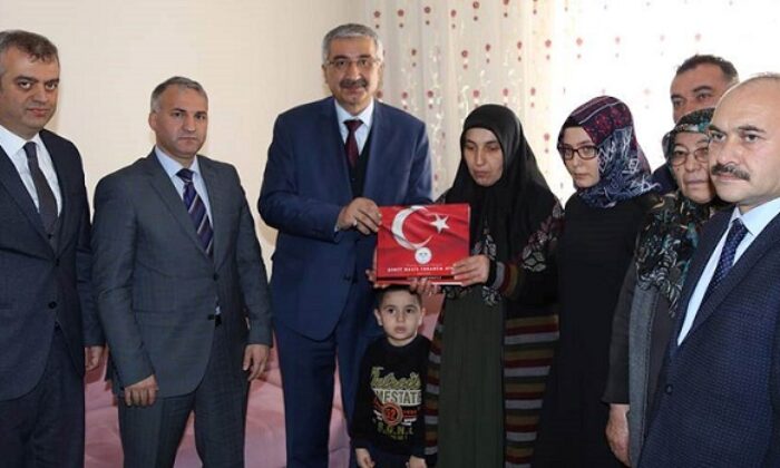 VALİ ŞEHİT AİLESİNİ ZİYARET ETTİ