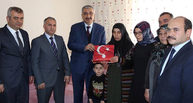VALİ ŞEHİT AİLESİNİ ZİYARET ETTİ