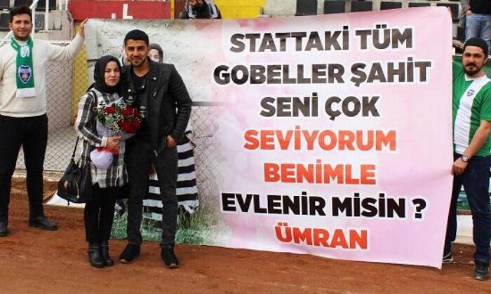 SEVGİLİSİNE STATTA EVLENME TEKLİF ETTİ