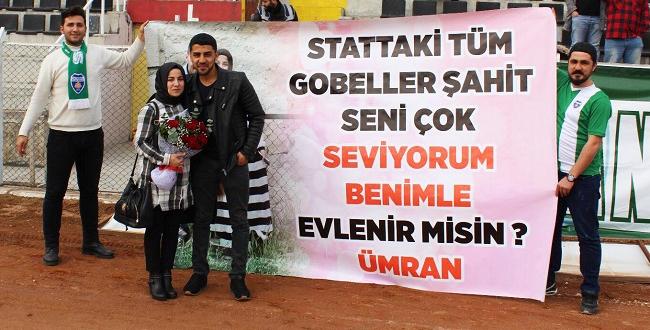 SEVGİLİSİNE STATTA EVLENME TEKLİF ETTİ