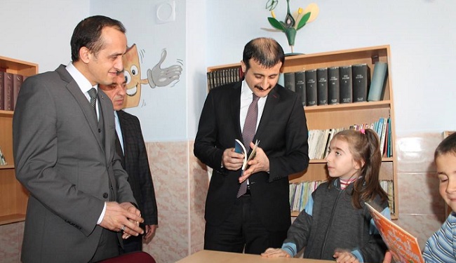 ÖĞRENCİLER İÇİN KİTAP İMZALADI