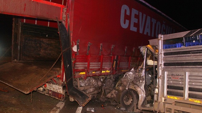 KAMYONET TIR’A BÖYLE ÇARPTI: 2 YARALI