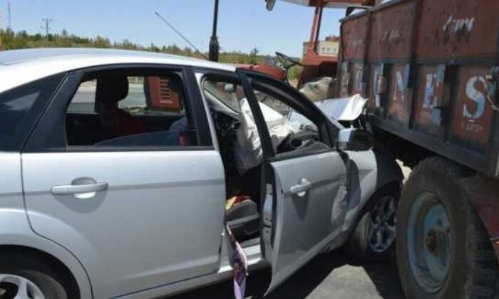 OTOMOBİL İLE TRAKTÖR ÇARPIŞTI: 3 YARALI
