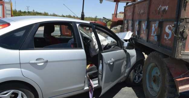 OTOMOBİL İLE TRAKTÖR ÇARPIŞTI: 3 YARALI