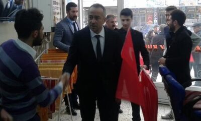 MHP ESNAFA TÜRK BAYRAĞI DAĞITTI