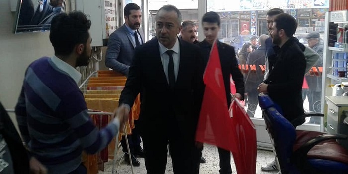 MHP ESNAFA TÜRK BAYRAĞI DAĞITTI