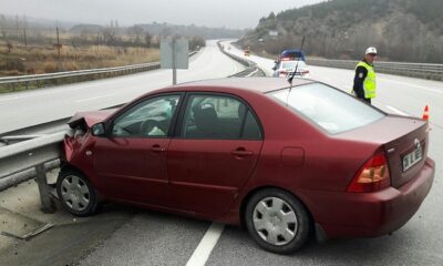 KONTROLDEN ÇIKARAK BARİYERLERE ÇARPTI