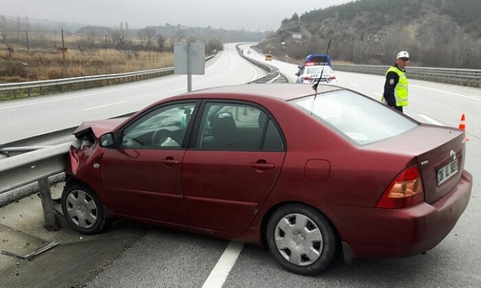 KONTROLDEN ÇIKARAK BARİYERLERE ÇARPTI
